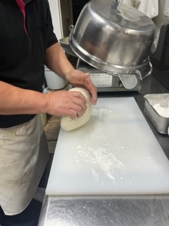 生地の作り方
小麦粉・水・食塩　を耳たぶのかたさに練ります　画像はひとまとめに粗練りした状態です